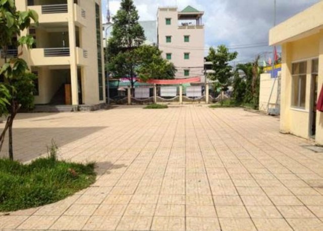 Gạch terrazzo vỉa hè lát sân trường học